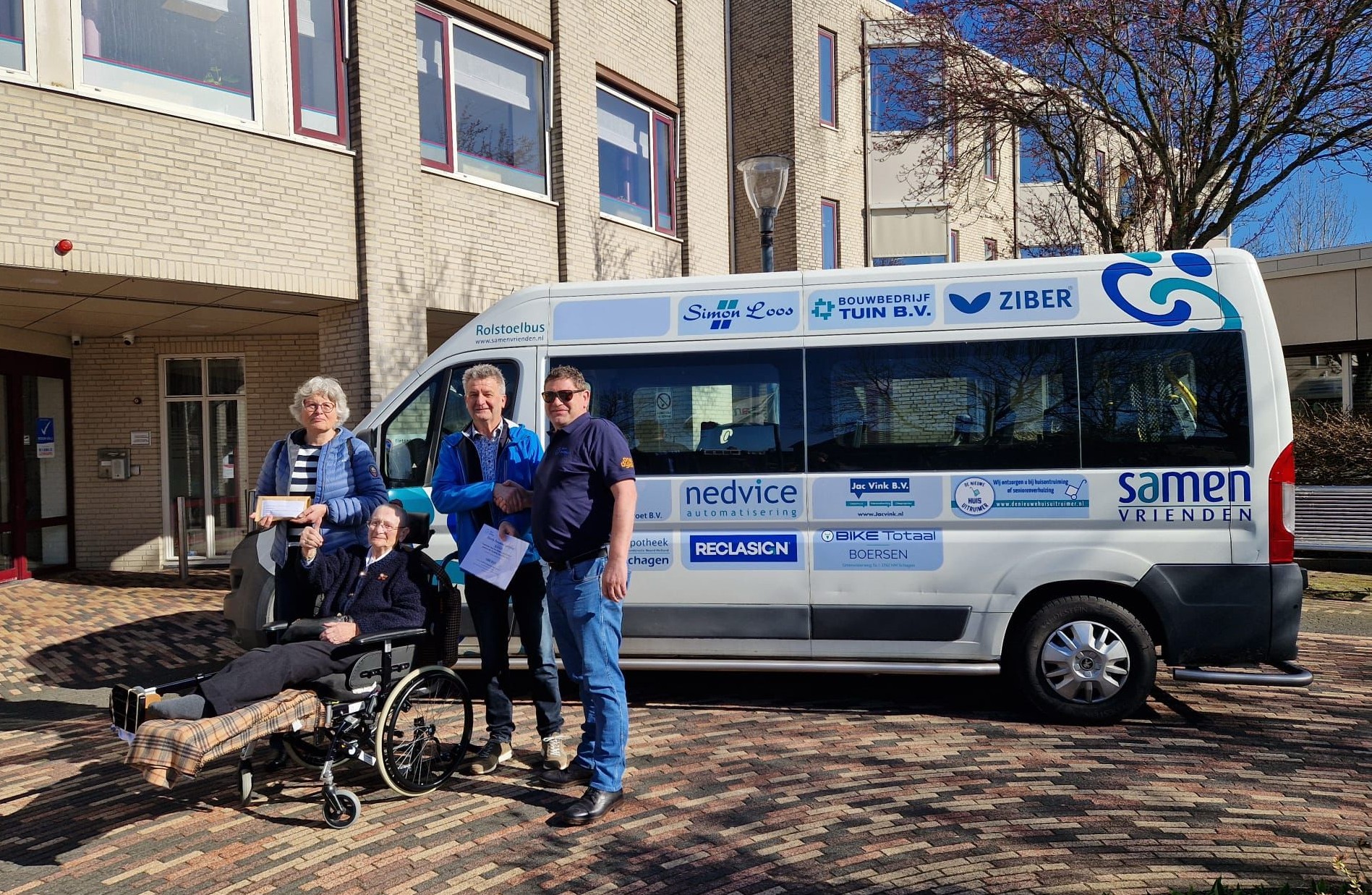 Bemanning “Prospector 1” doneert €1.580 aan Samen Vrienden