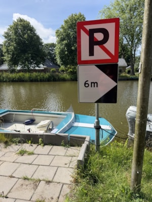 Bord wat bij de vissteiger staat