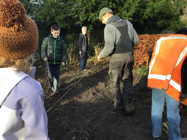 Team Duurzaamheid tuin gereedmaken De Meerkoet 1