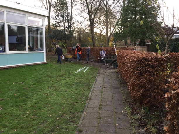 Team Duurzaamheid tuin gereedmaken De Meerkoet 2